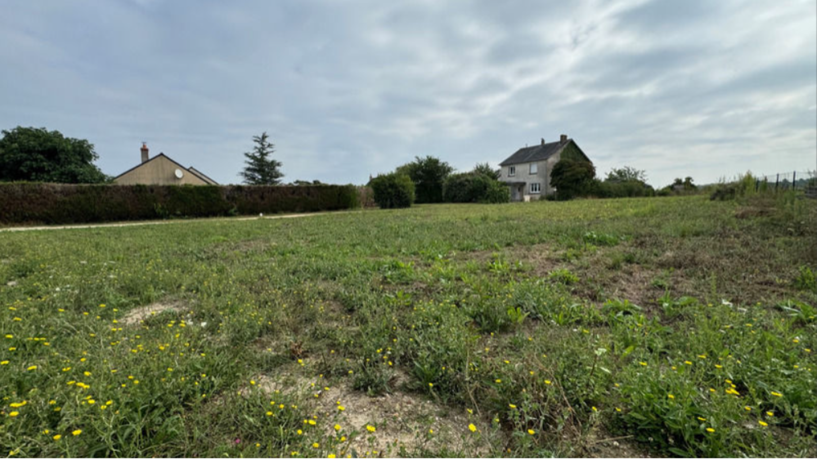 Terrain constructible de 1970m2 à Jarzé Villages