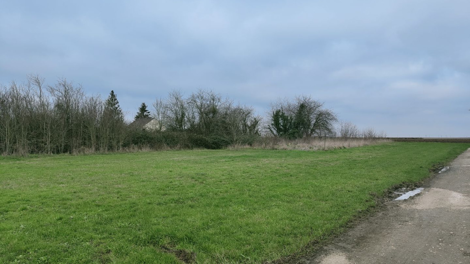 Terrain constructible de 669m2 à Saint-Péravy-la-Colombe
