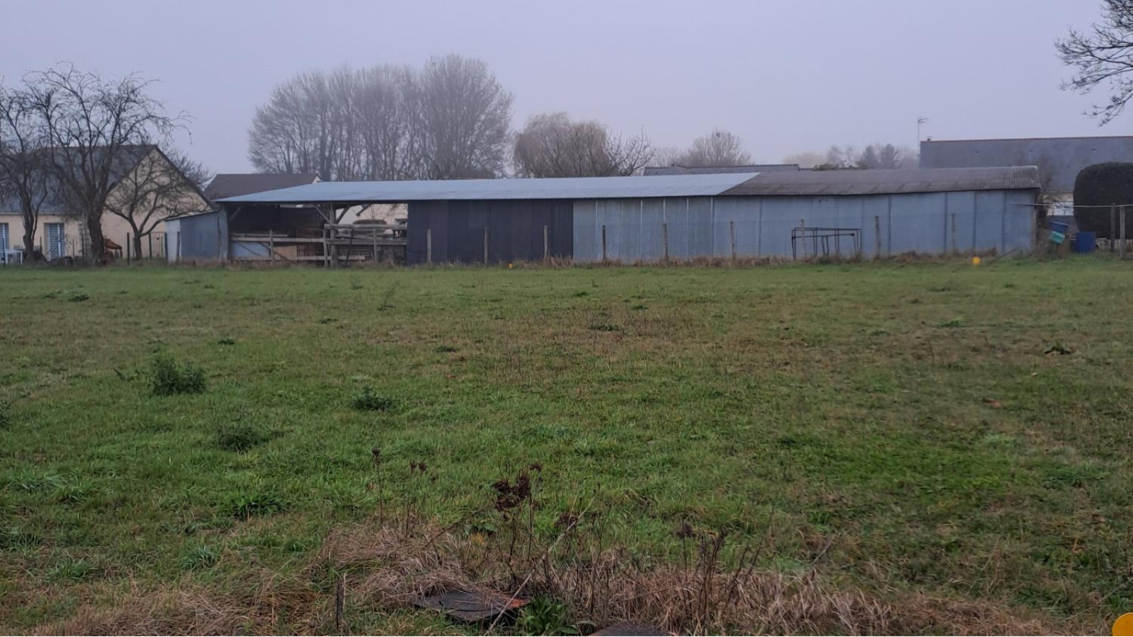 Terrain constructible de 445m2 à Feneu