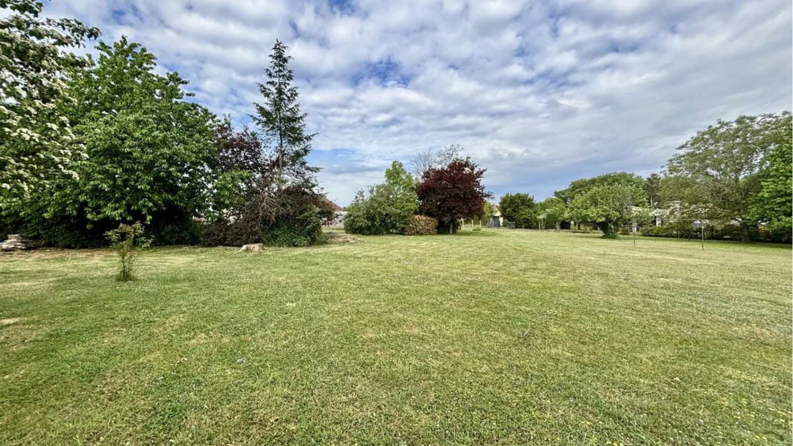 Terrain constructible de 1494m2 à Montamisé