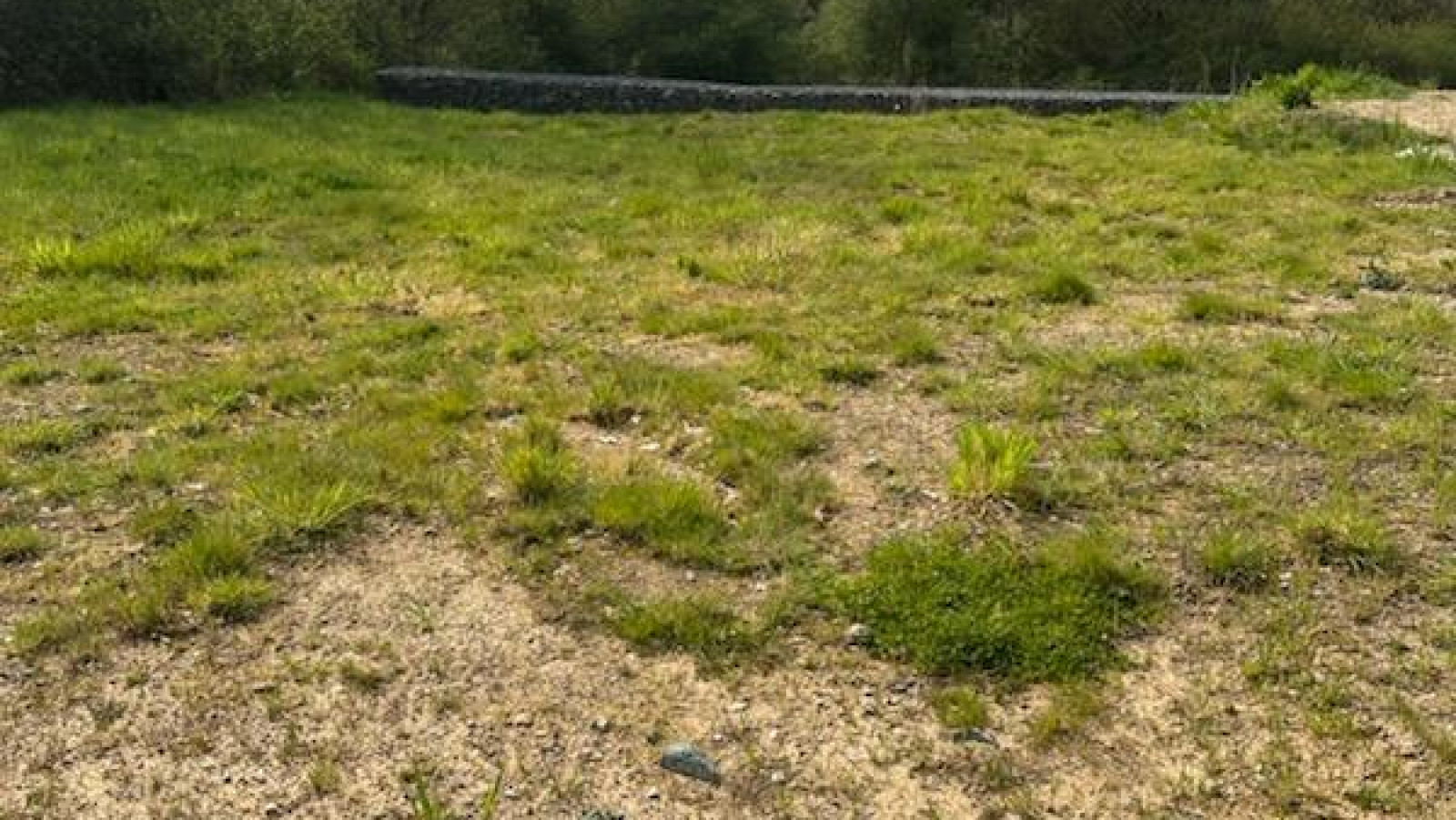 Terrain constructible de 461m2 à Feneu