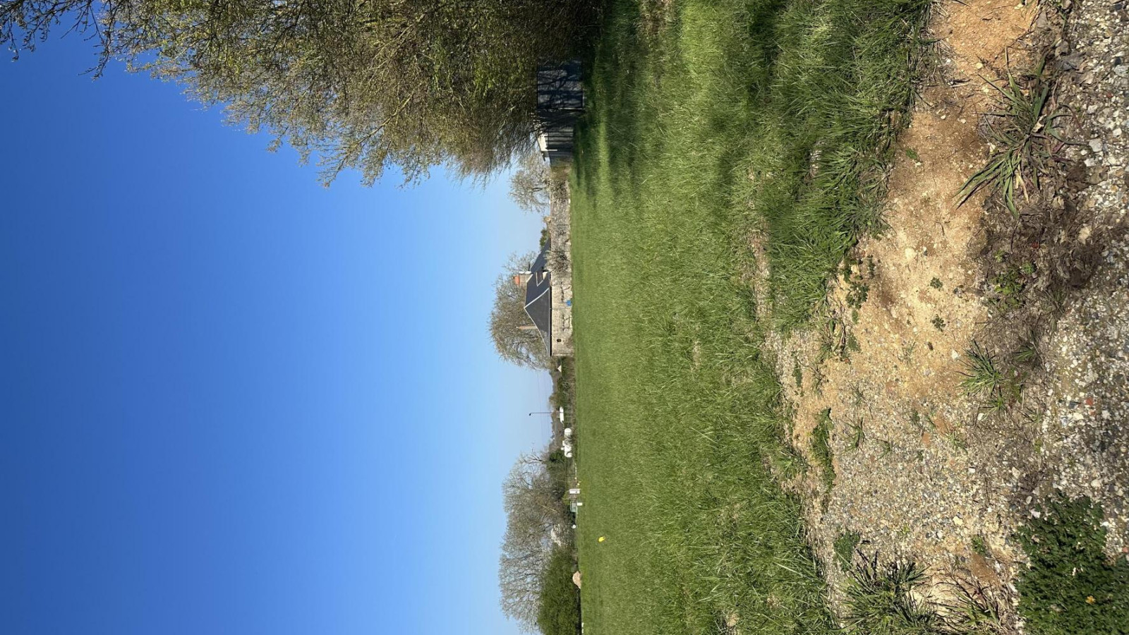 Terrain constructible de 611m2 à Sarrigné