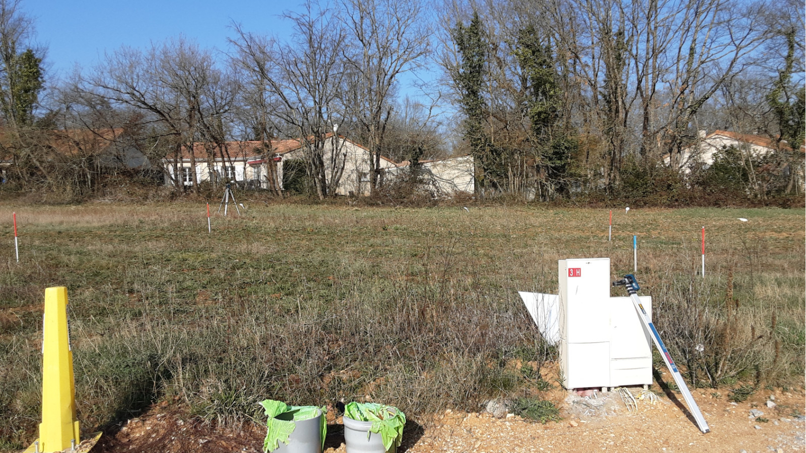 Terrain constructible de 472m2 à Jaunay-Marigny