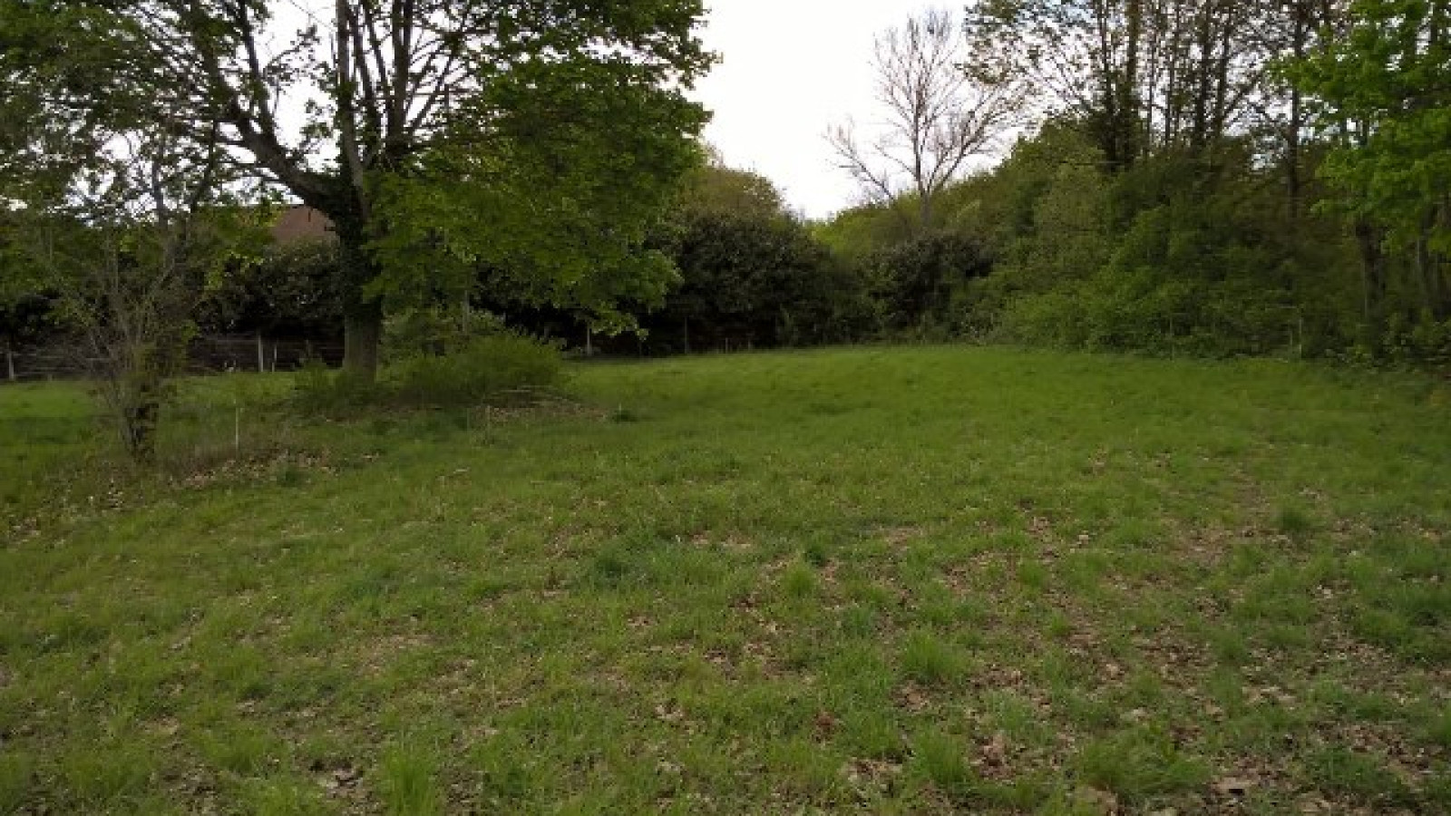 Terrain constructible de 2199m2 à Saint-Germain-des-Prés