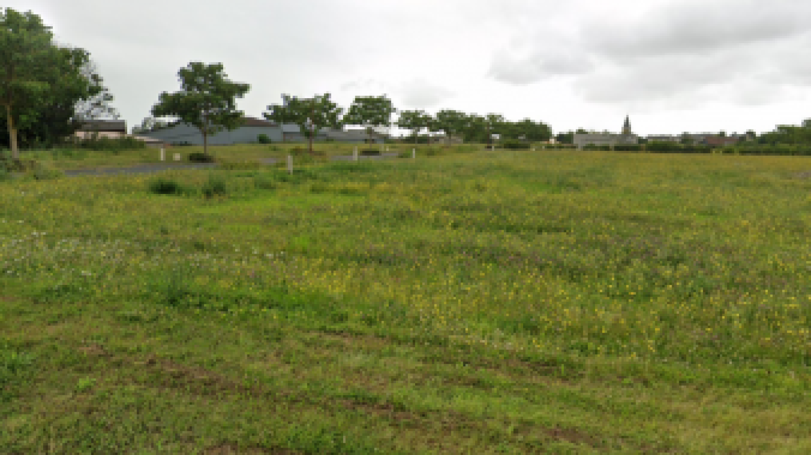 Terrain constructible de 1042m2 à Liniers