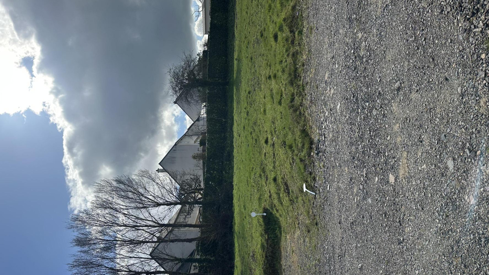 Terrain constructible de 396m2 à Sarrigné