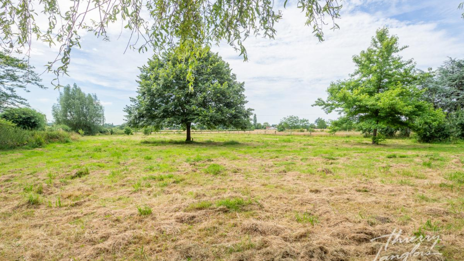 Terrain constructible de 1327m2 à Saint-Antoine-du-Rocher