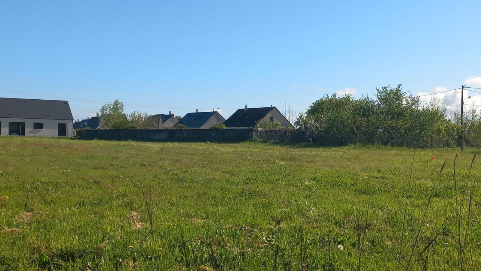 Terrain constructible de 402m2 à Monnaie