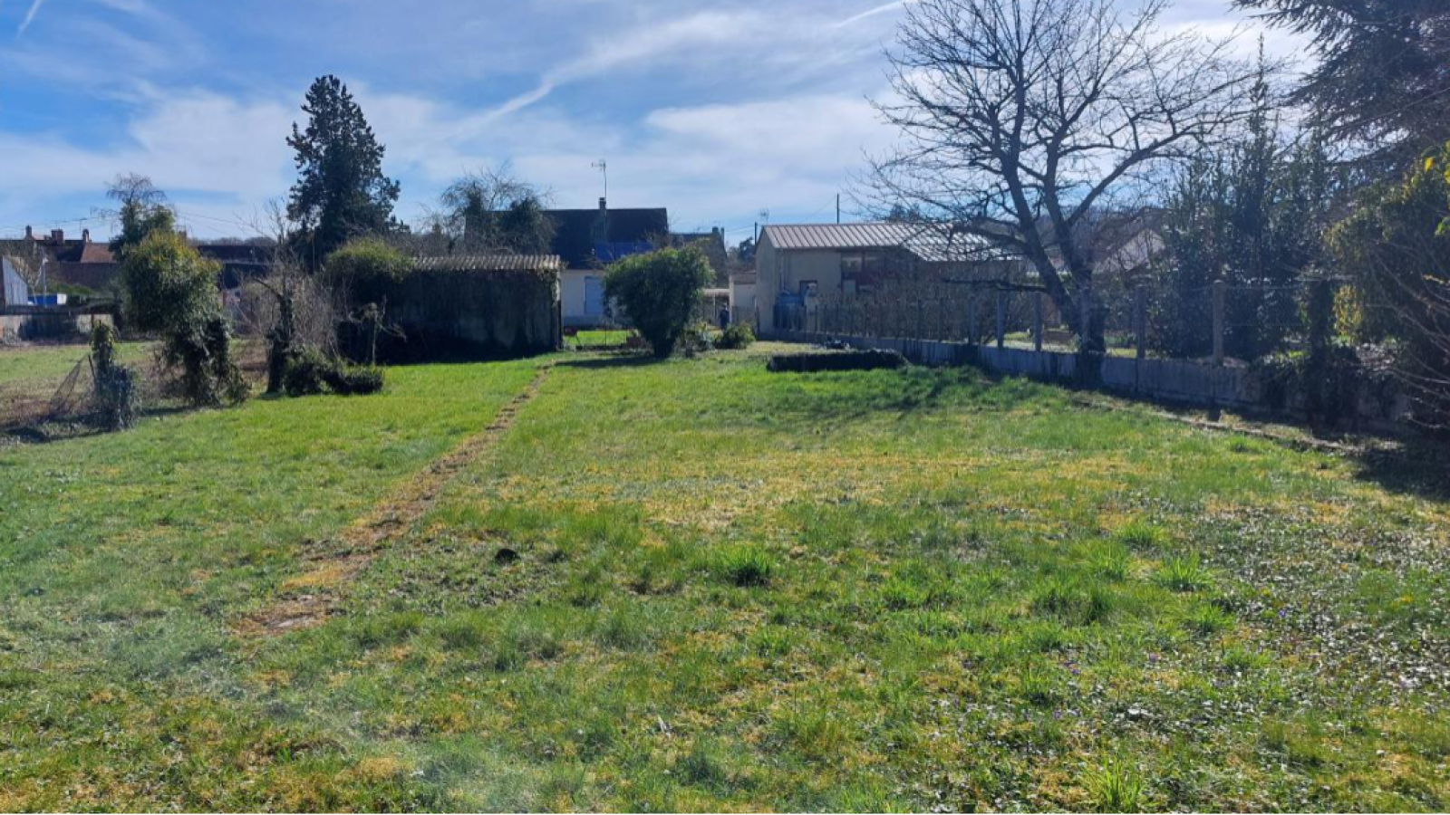 Terrain constructible de 747m2 à Égreville