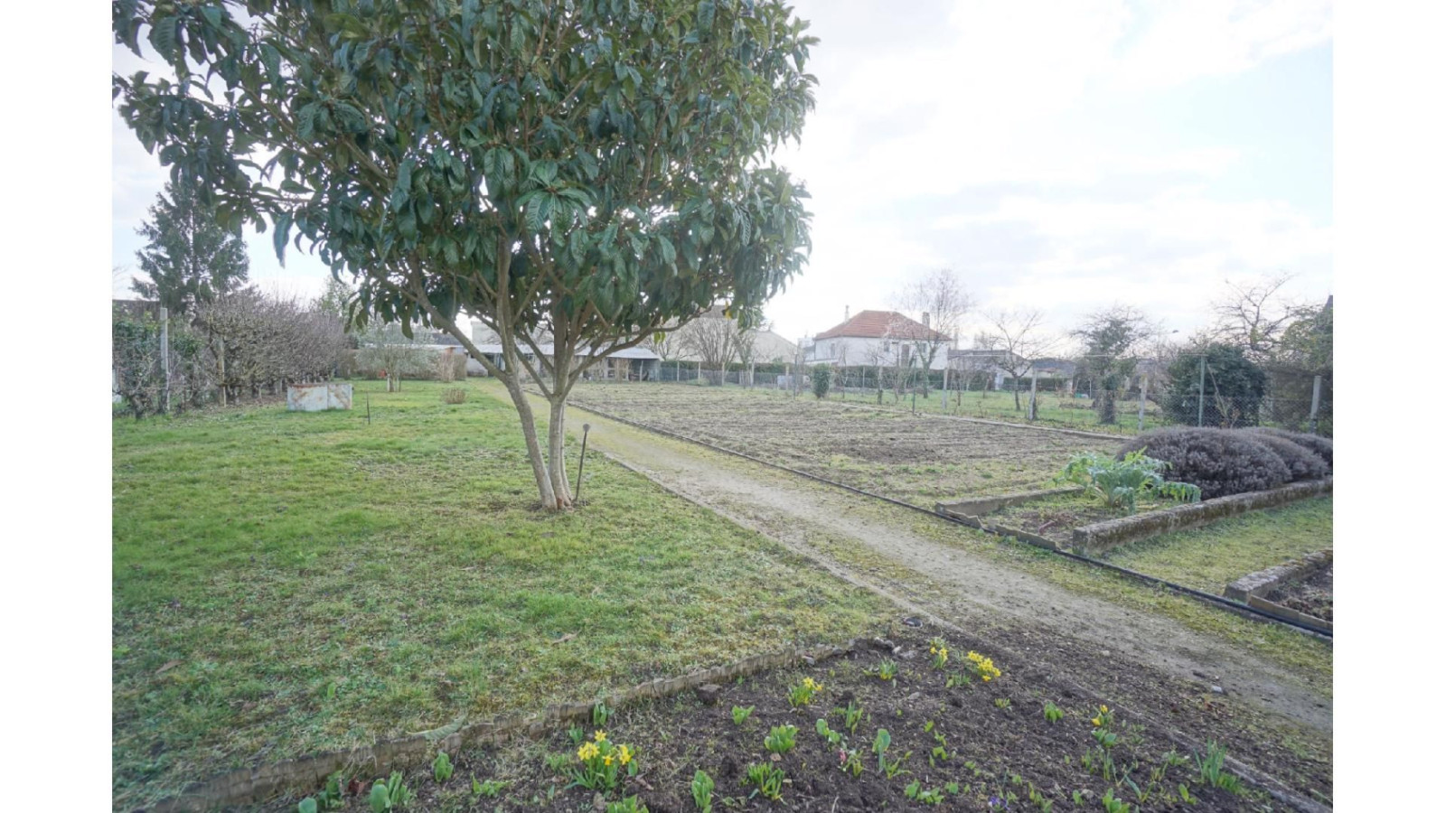 Terrain constructible de 585m2 à Nouzilly