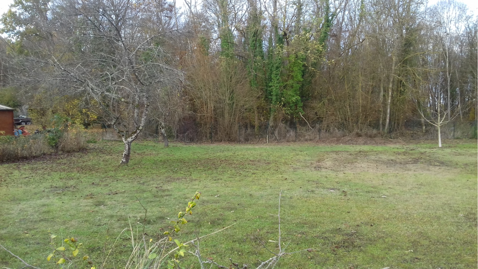 Terrain constructible de 932m2 à Ury