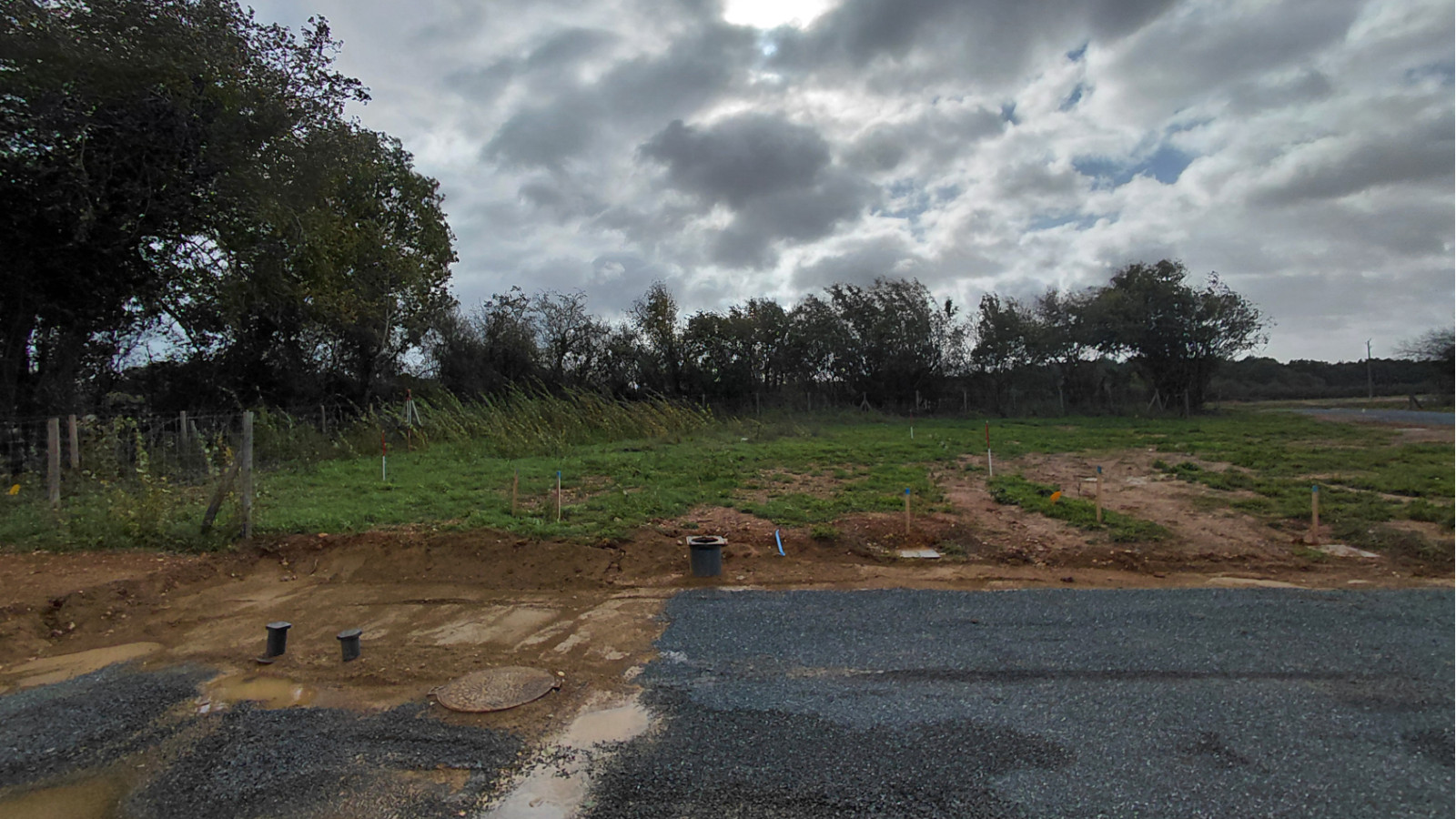 Terrain constructible de 403m2 à Feneu
