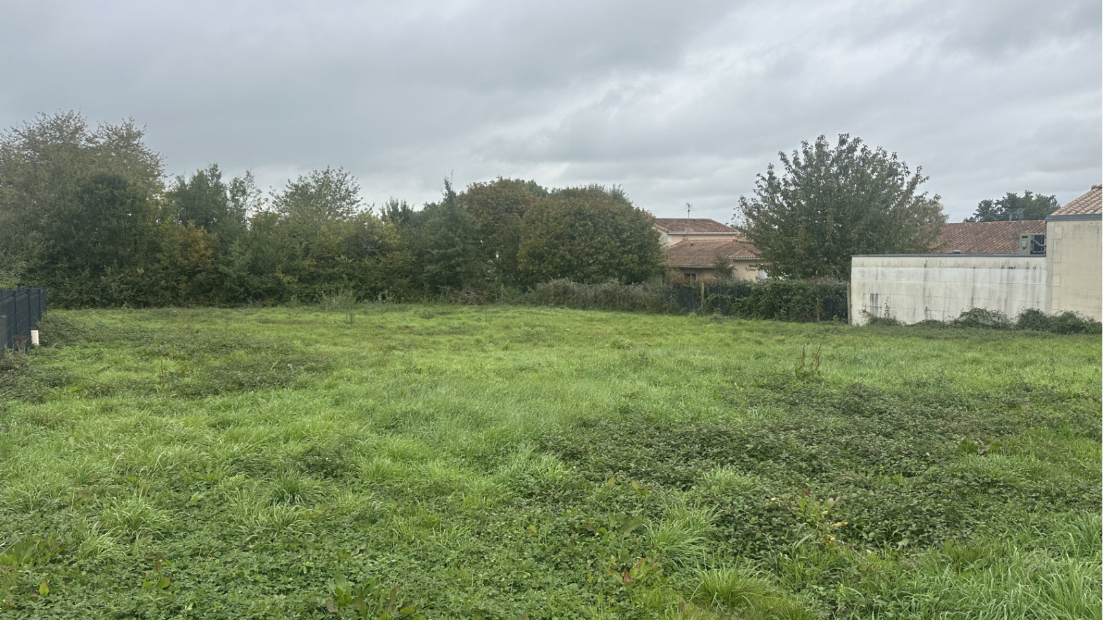 Terrain constructible de 661m2 à Vouneuil-sous-Biard