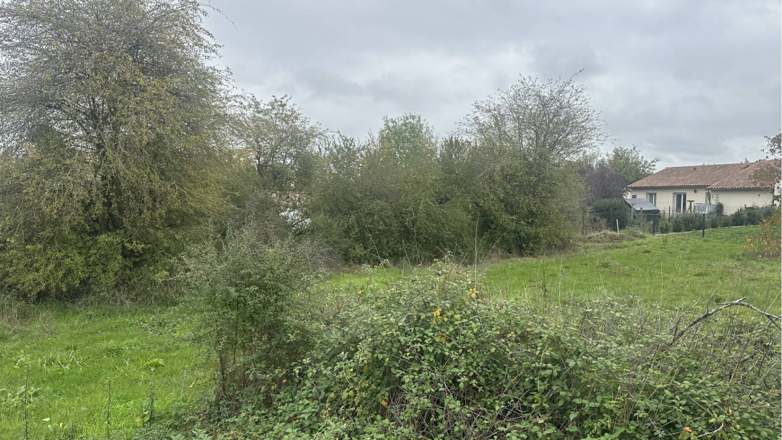 Terrain constructible de 805m2 à Vouneuil-sous-Biard