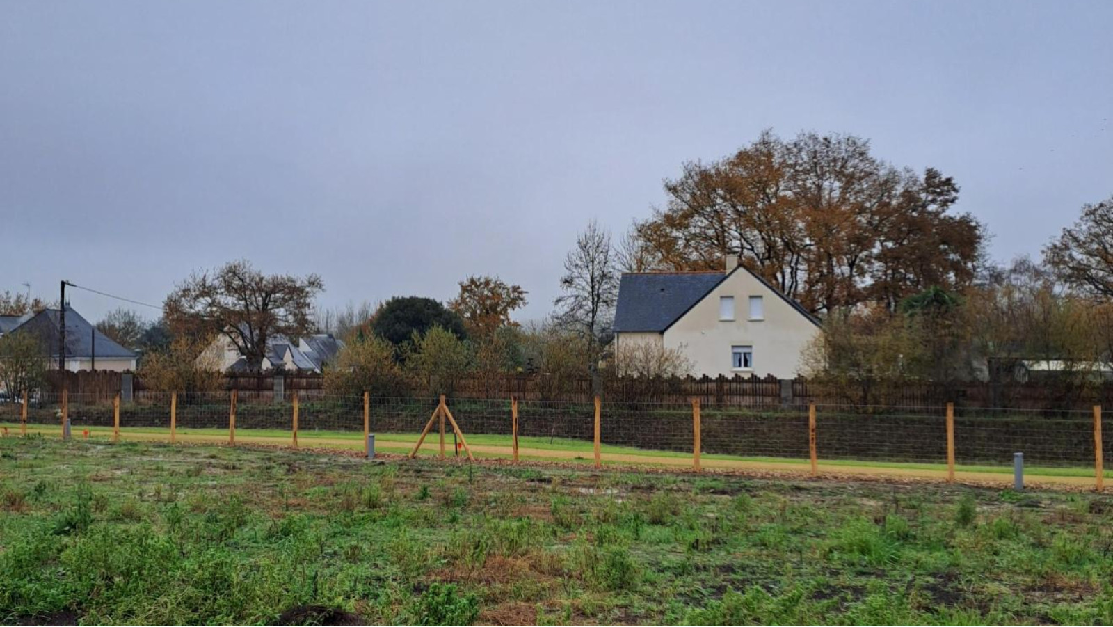Terrain constructible de 455m2 à Sarrigné