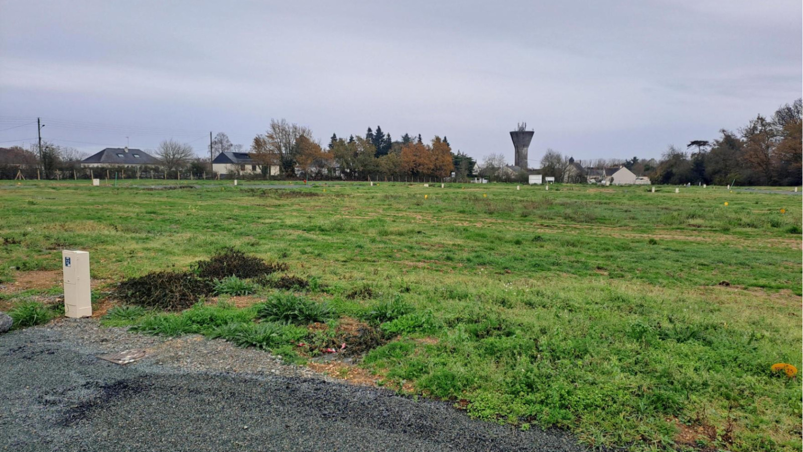 Terrain constructible de 328m2 à Feneu