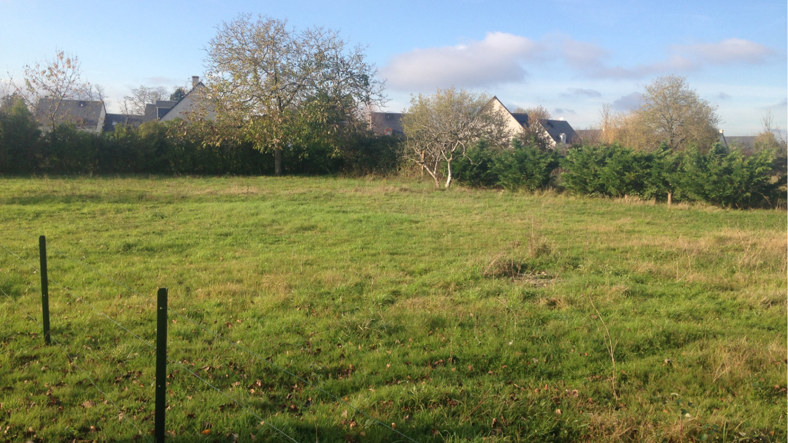 Terrain constructible de 402m2 à Monnaie